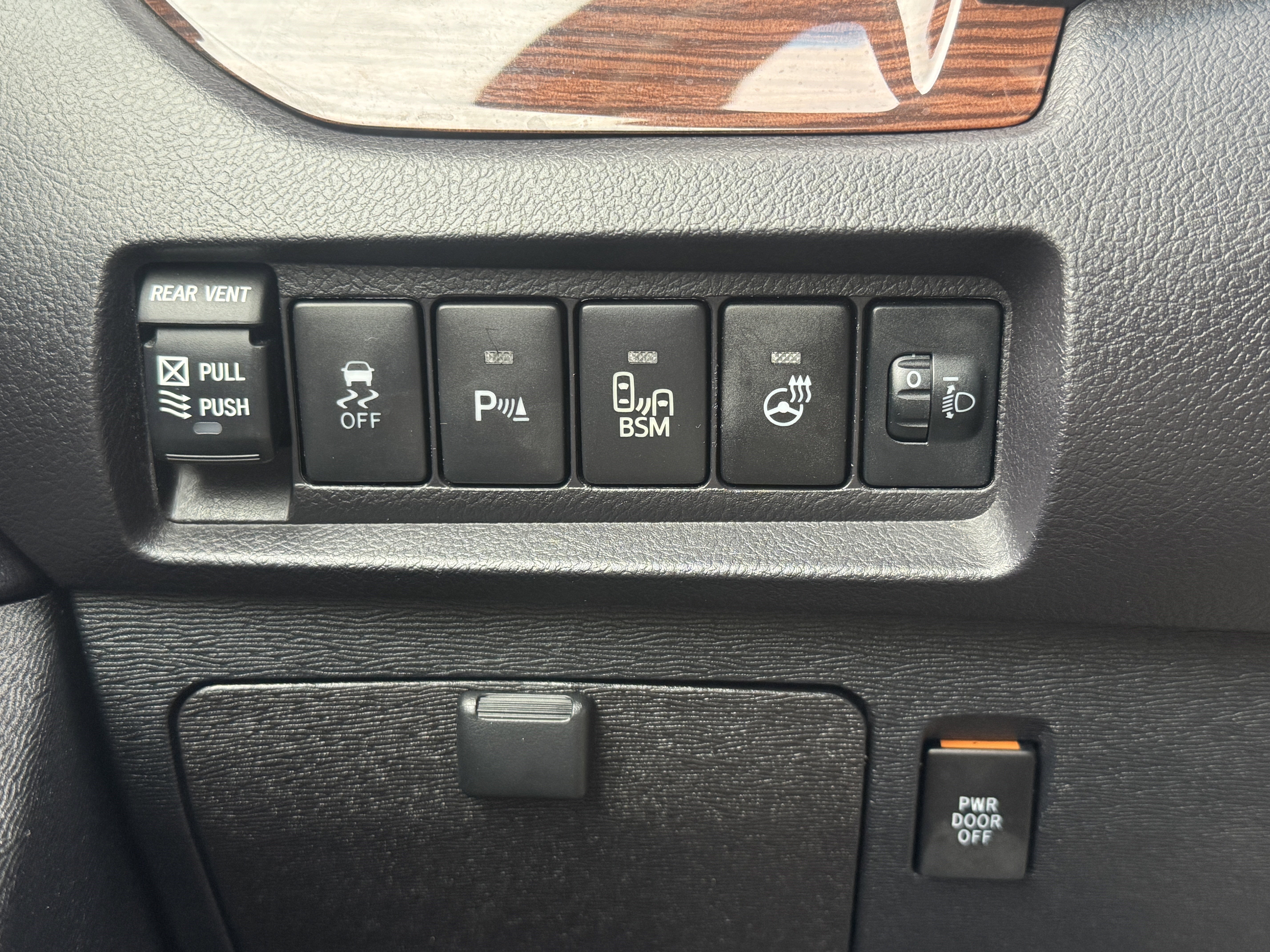 Used 2017 Toyota Sienna Limited Premium image 33