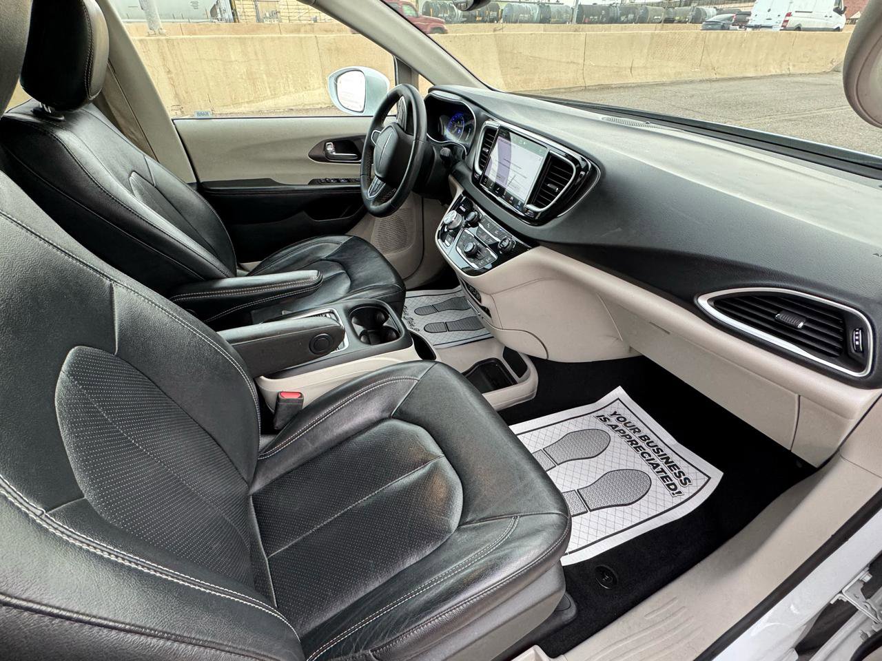 Used 2022 Chrysler Pacifica Touring-L image 16