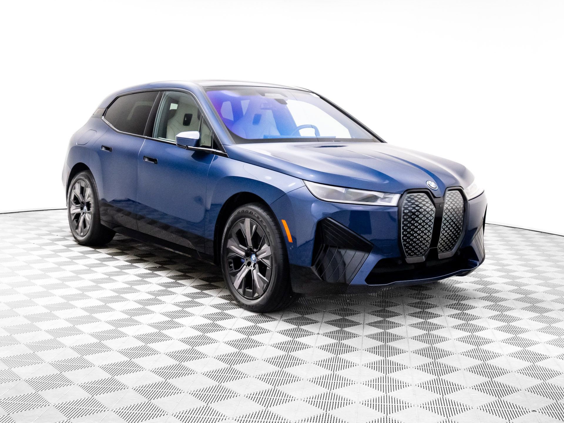 Used 2024 BMW iX xDrive50 w/ Premium Package image 8