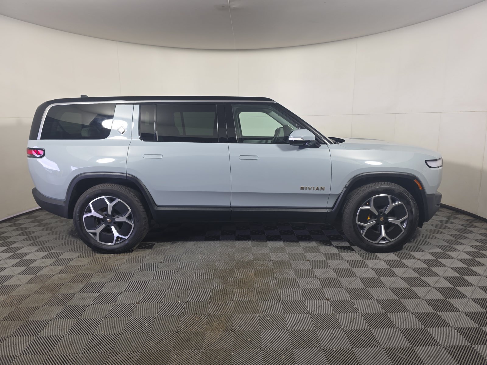 Used 2024 Rivian R1S Adventure Quad AWD/4WD image 40
