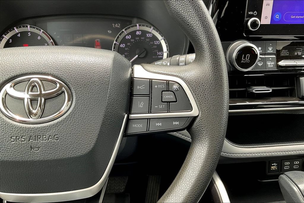 Used 2023 Toyota Highlander L FWD image 14