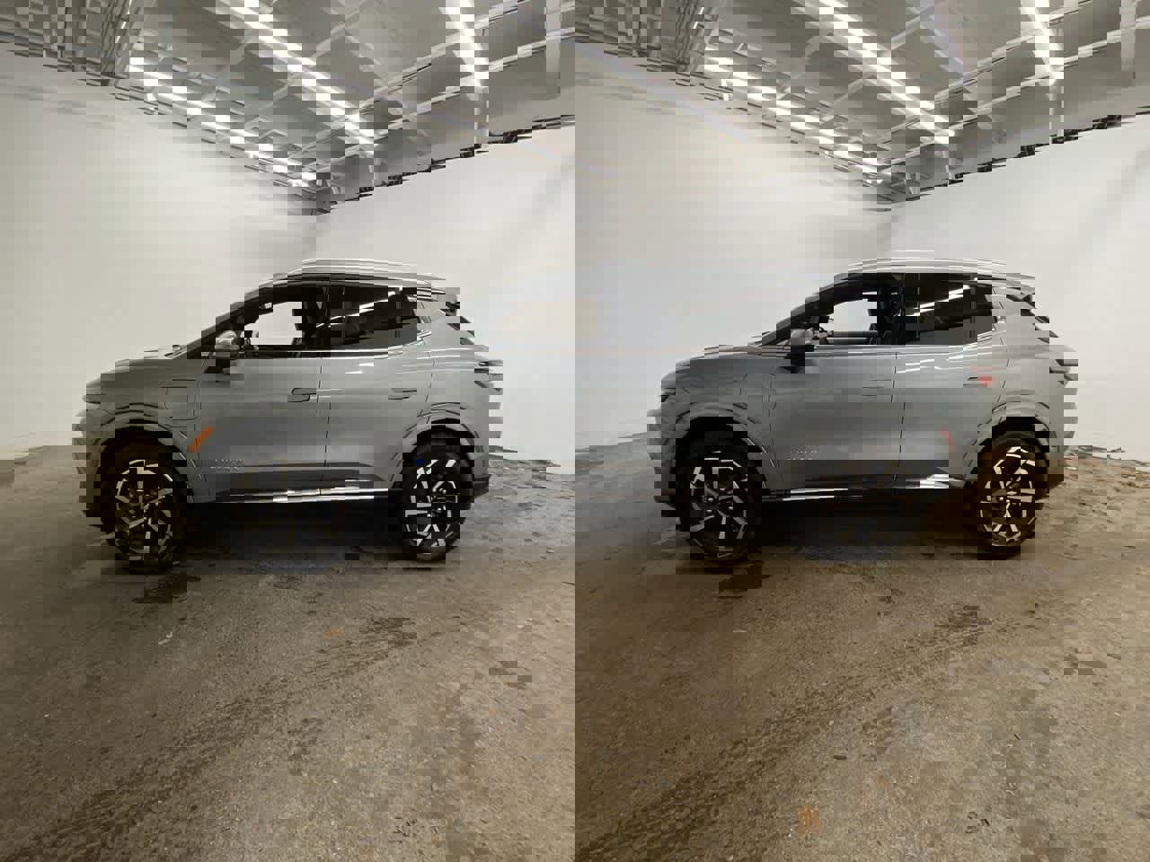 Used 2025 Chevrolet Equinox EV LT w/ Convenience Package image 3