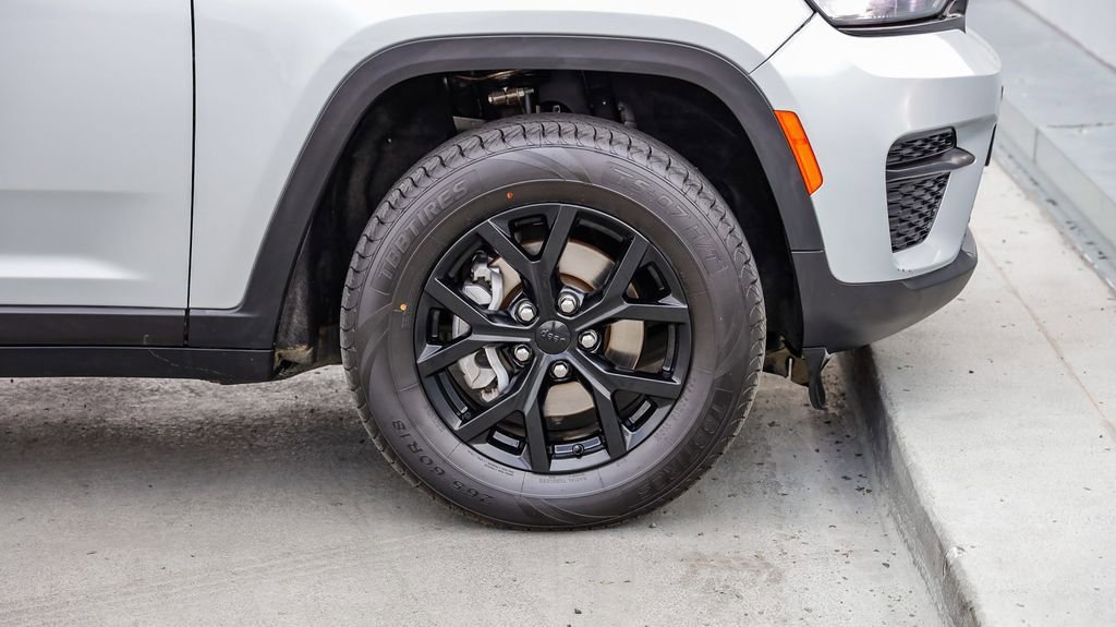 Used 2024 Jeep Grand Cherokee Altitude image 11