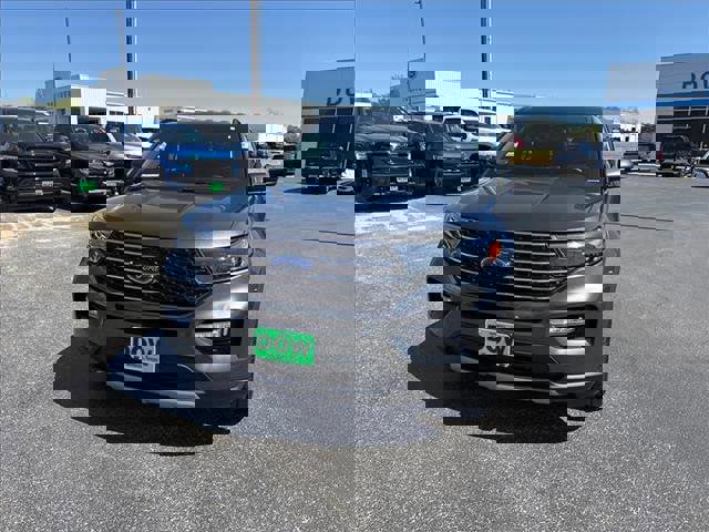 Used 2020 Ford Explorer XLT w/ Equipment Group 202A image 2