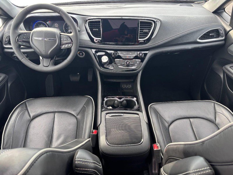 Used 2025 Chrysler Pacifica Limited image 11