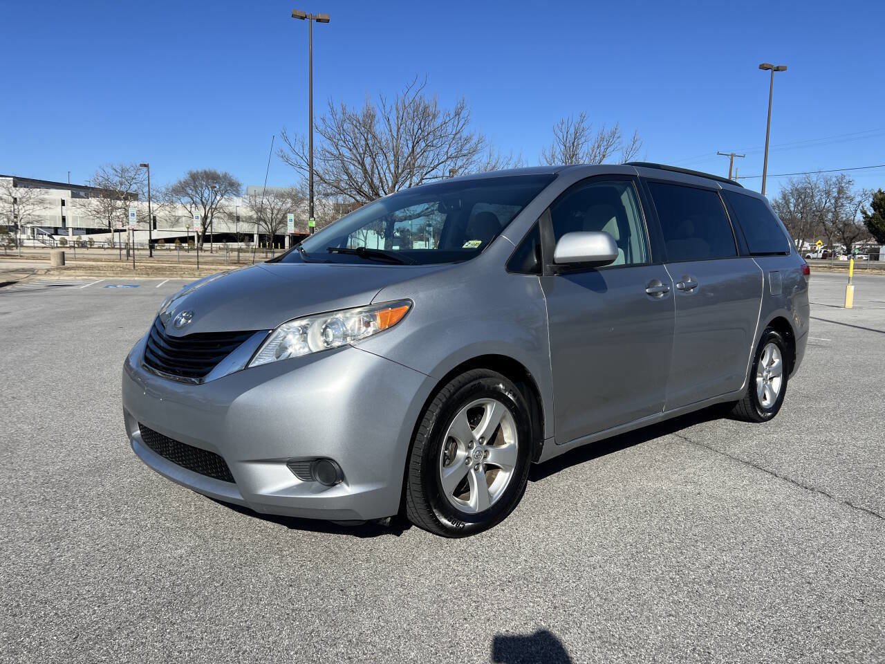 Used 2014 Toyota Sienna LE image 2