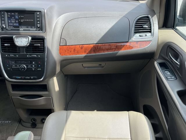 Used 2014 Chrysler Town & Country Touring FWD image 18