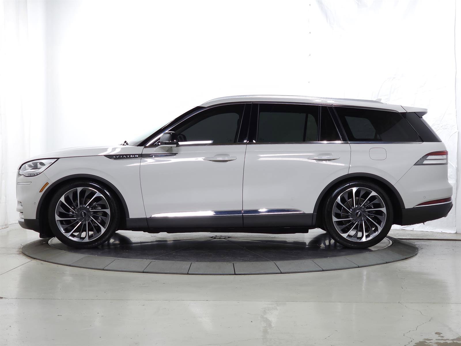 Used 2020 Lincoln Aviator Reserve w/ Equipment Group 202A image 5
