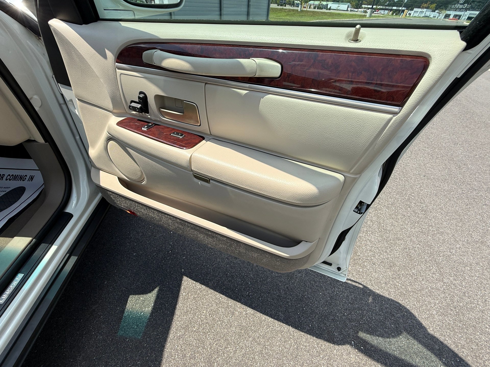 Used 2005 Lincoln Town Car Signature image 23