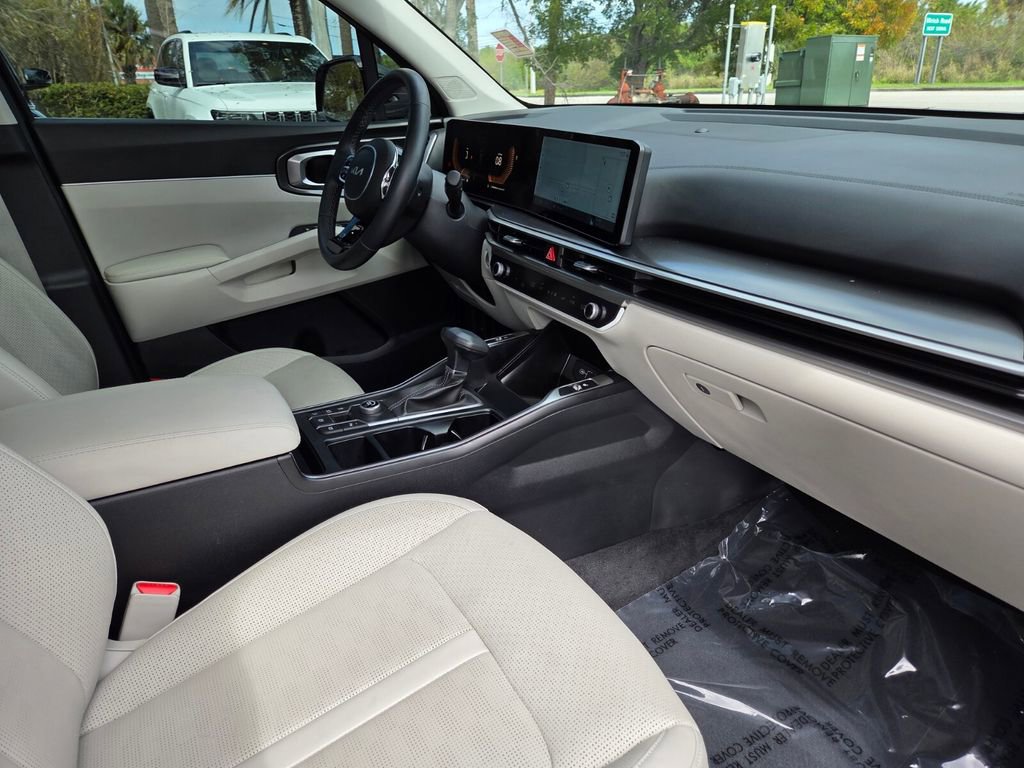Used 2025 Kia Sorento EX w/ Panoramic Sunroof Package image 9