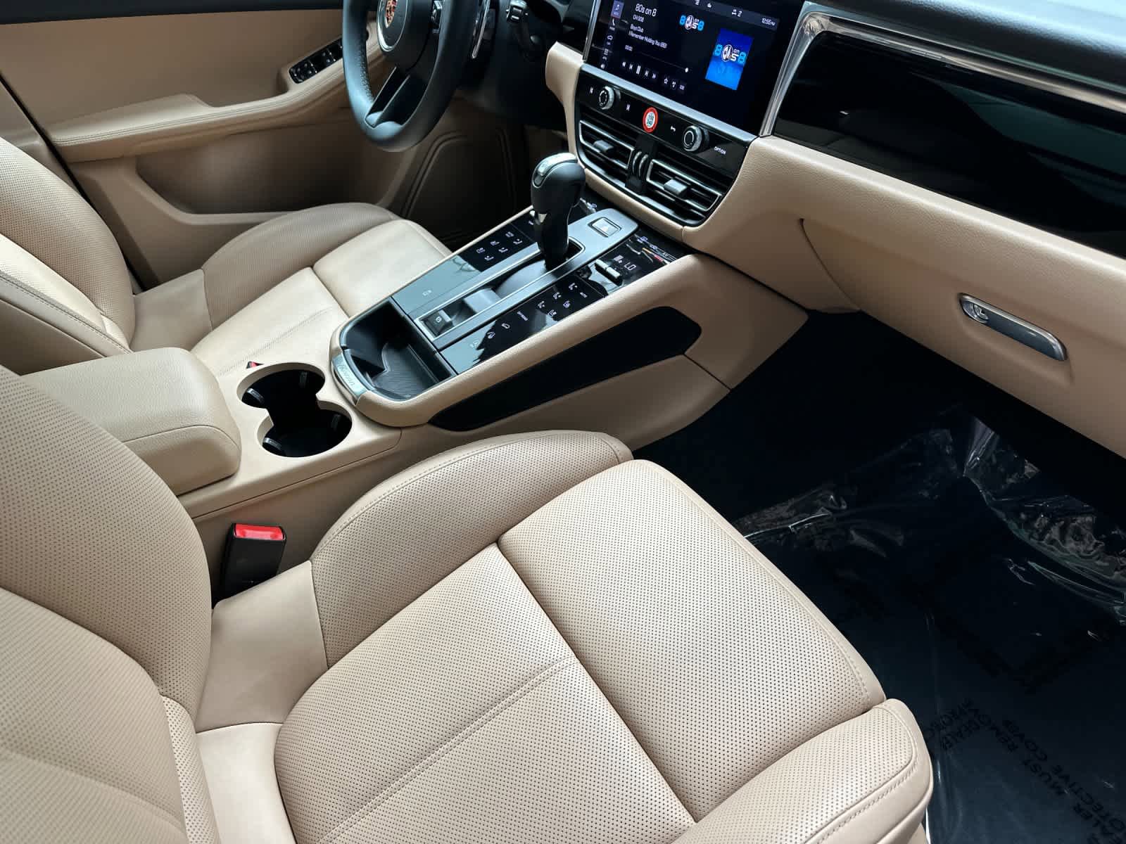 Certified 2025 Porsche Macan AWD/4WD image 17