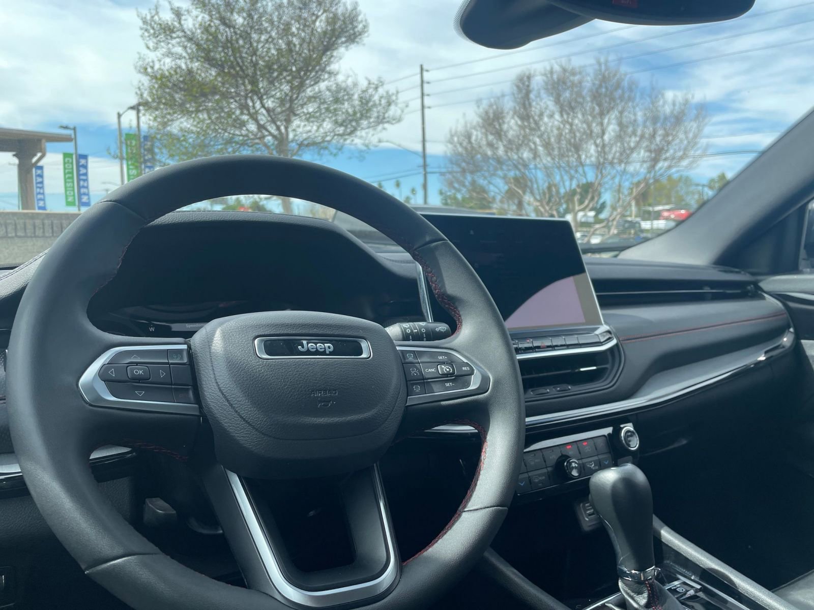 Used 2025 Jeep Compass Trailhawk AWD/4WD image 33