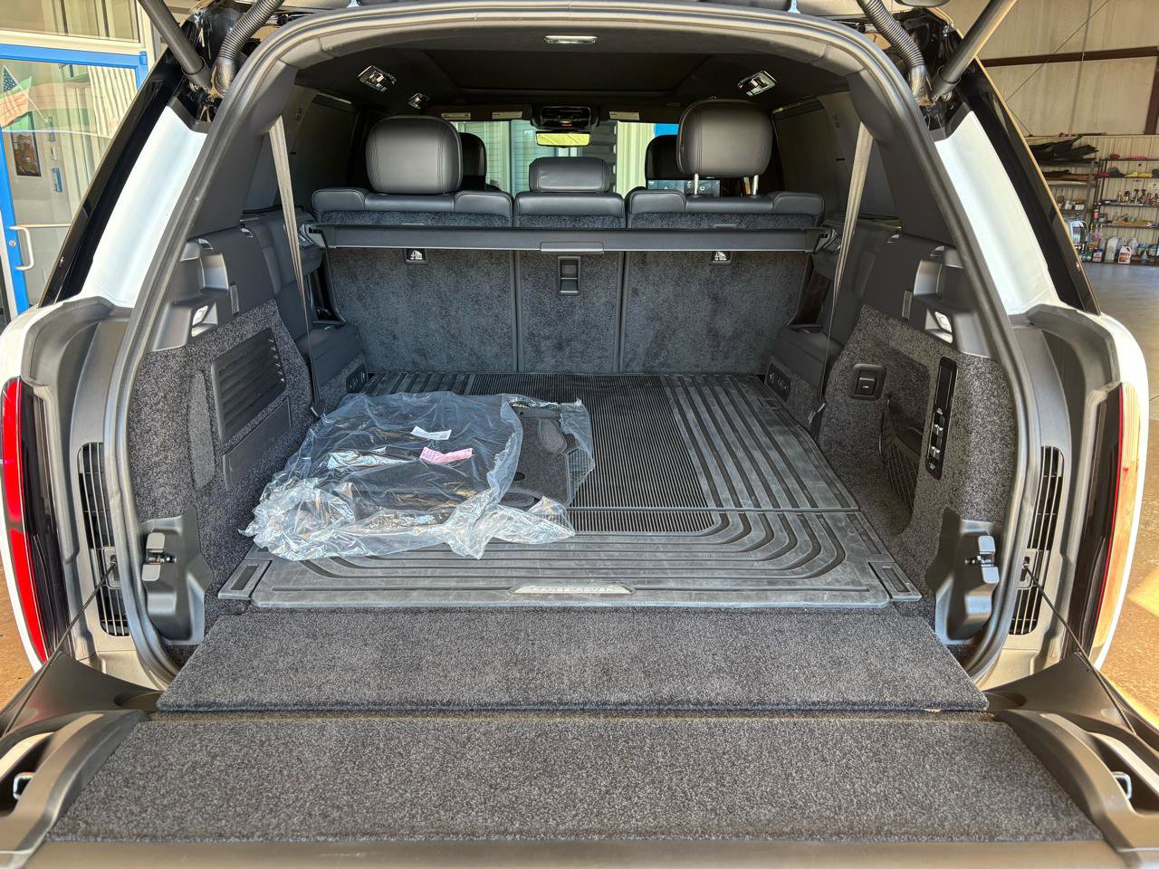 Used 2025 Land Rover Range Rover Long Wheelbase SE image 31