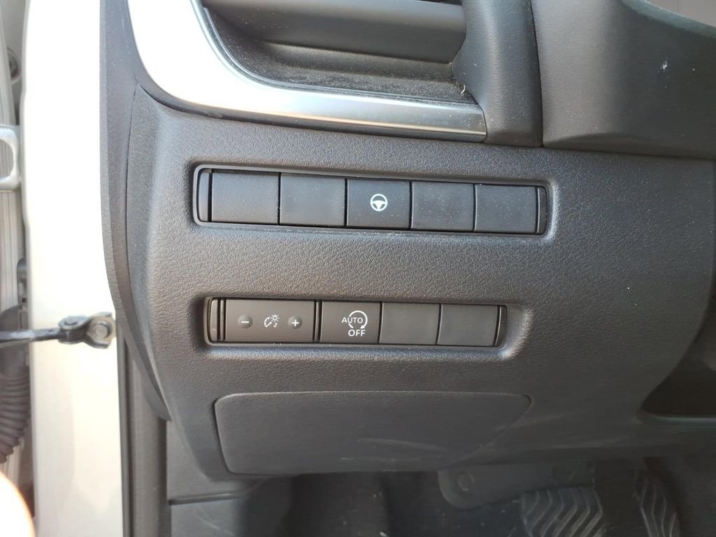 Used 2023 Nissan Rogue SV image 17