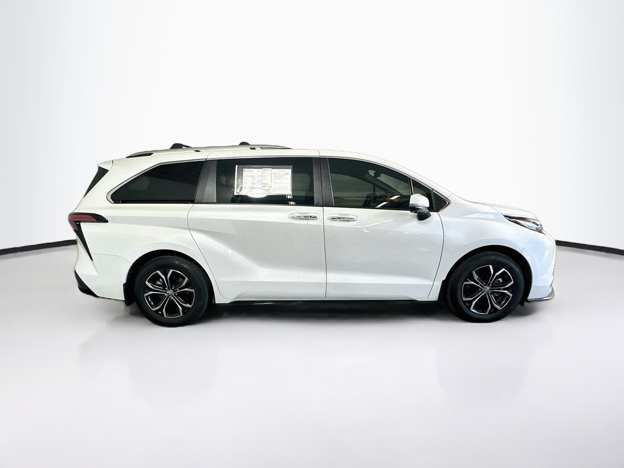 Used 2025 Toyota Sienna Platinum AWD/4WD image 2
