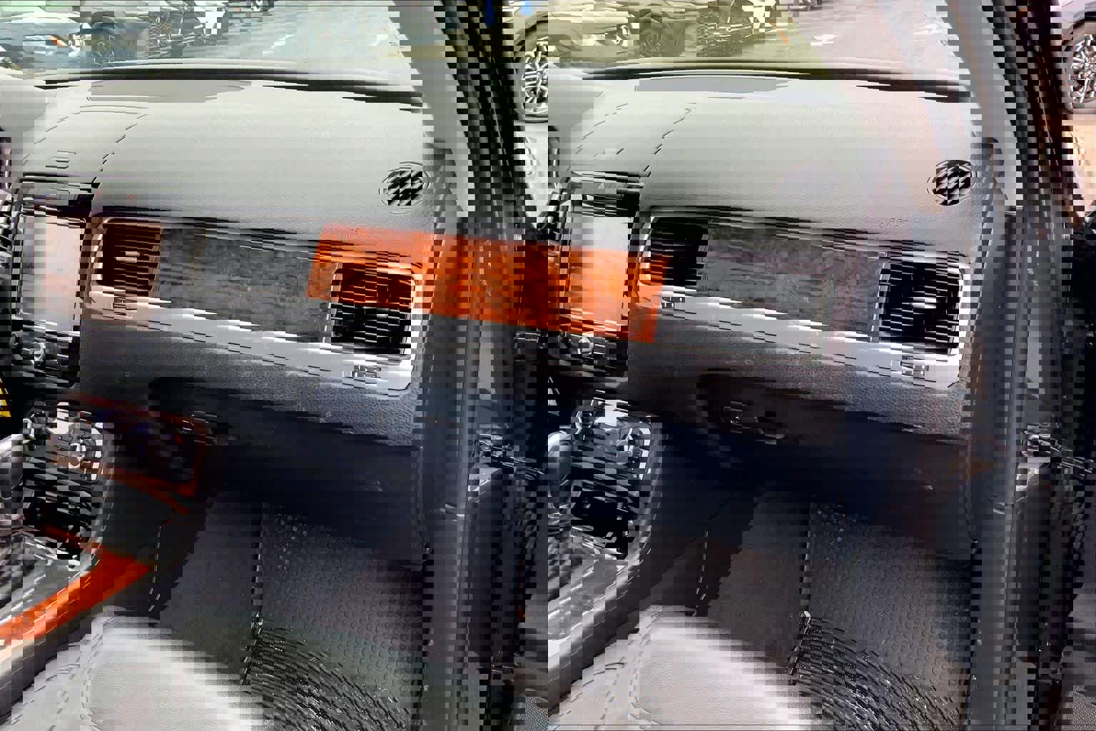 Used 2014 Volkswagen Touareg TDI image 19