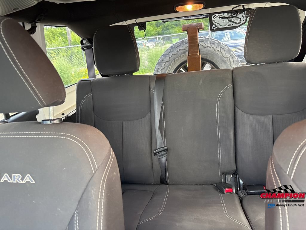 Used 2018 Jeep Wrangler Unlimited Sahara w/ Connectivity Group AWD/4WD image 21