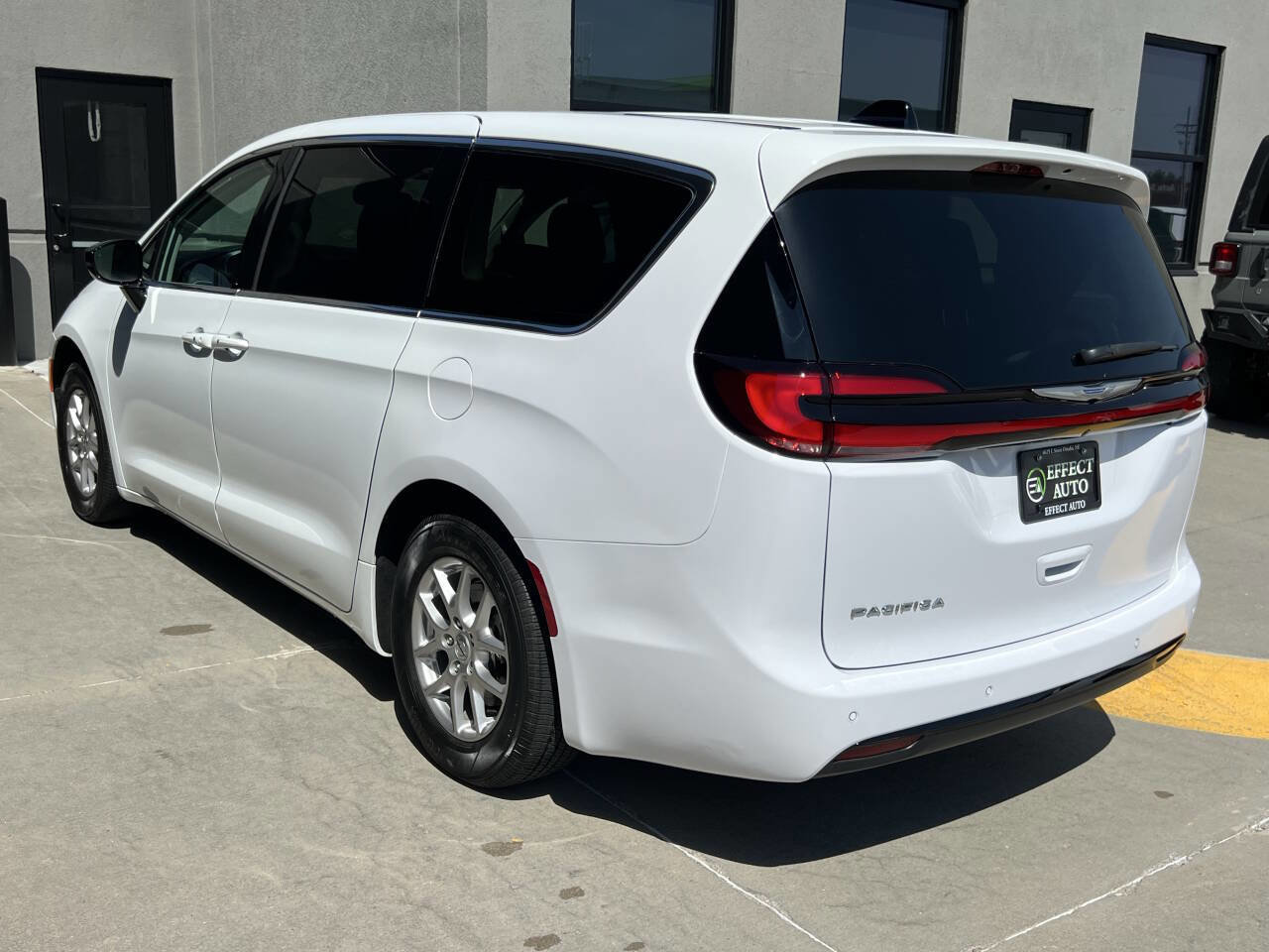 Used 2024 Chrysler Pacifica Touring-L FWD image 8