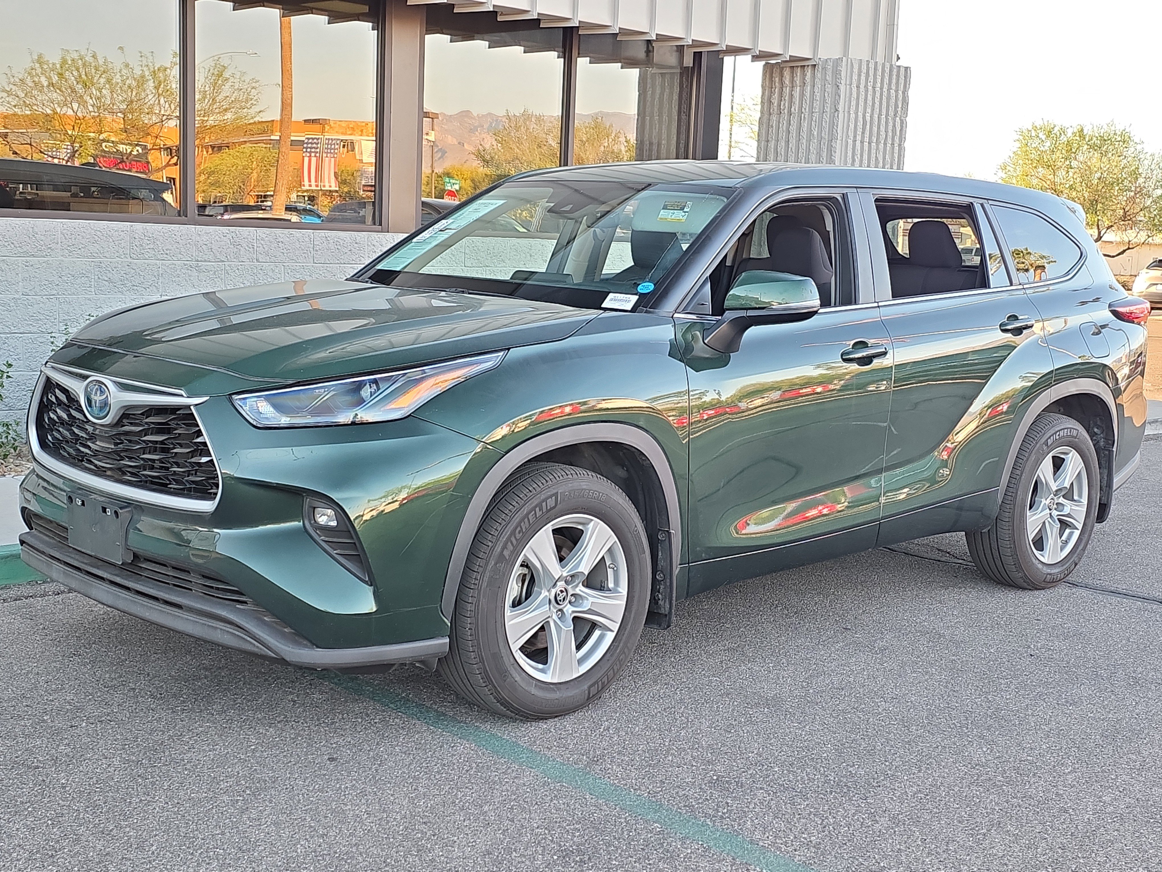 Used 2023 Toyota Highlander LE image 3