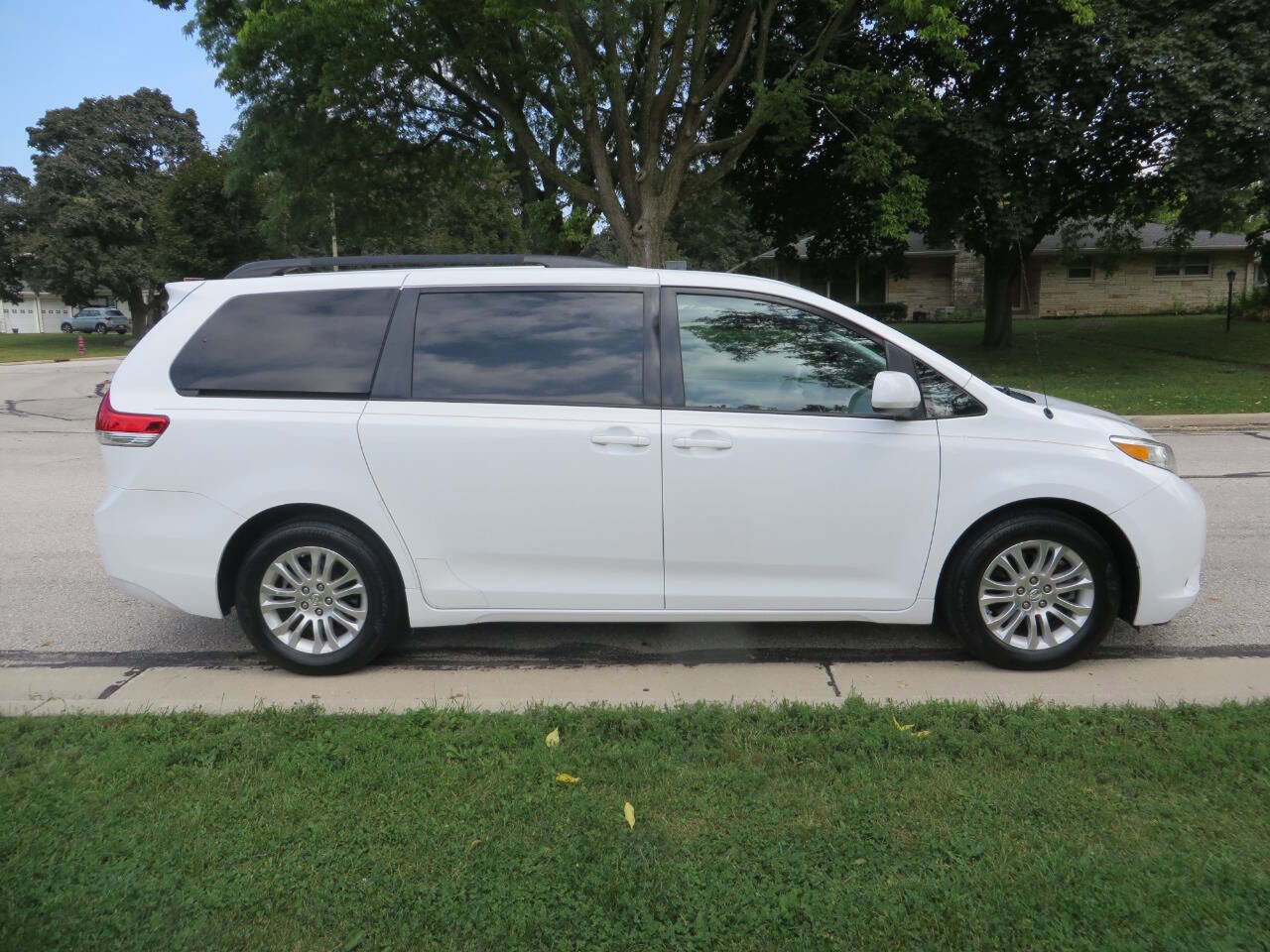 Used 2011 Toyota Sienna XLE image 6