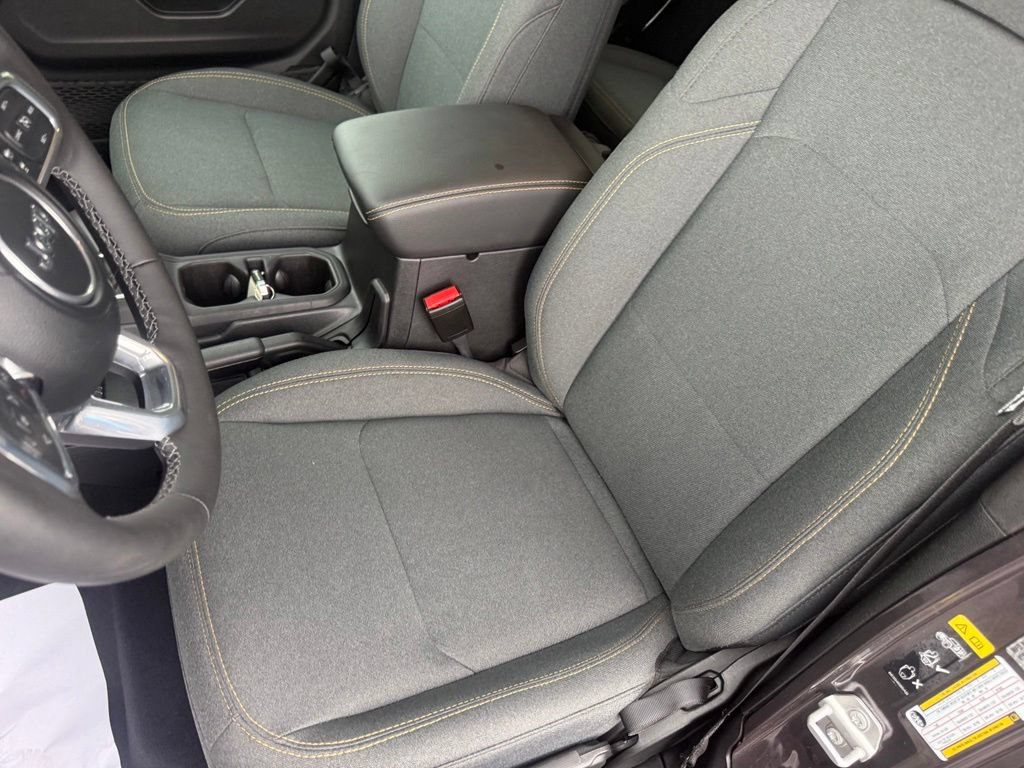 Used 2025 Jeep Wrangler Unlimited Sahara AWD/4WD image 17