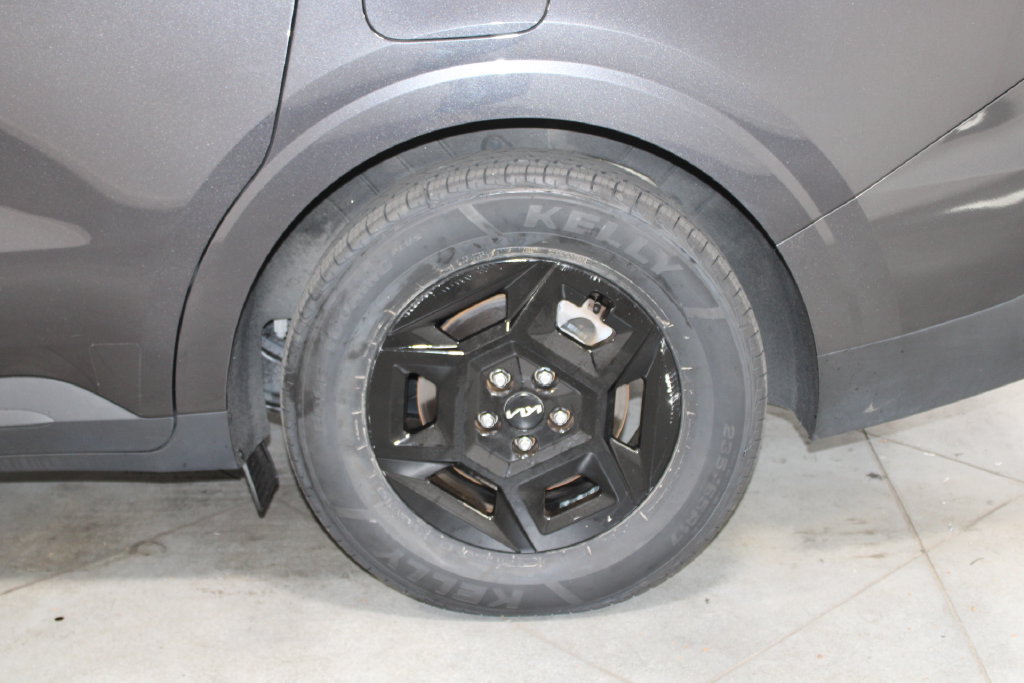 Used 2025 Kia Carnival FWD image 58