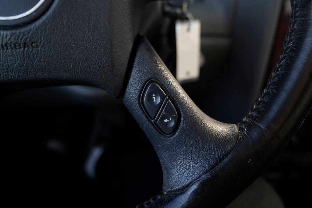 Used 2009 GMC Envoy Denali w/ Sun And 6-Disc Cd Package image 46