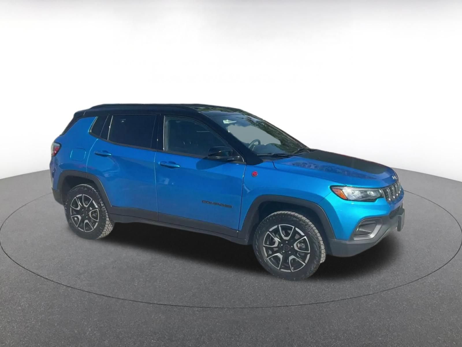 Used 2025 Jeep Compass Trailhawk AWD/4WD image 2