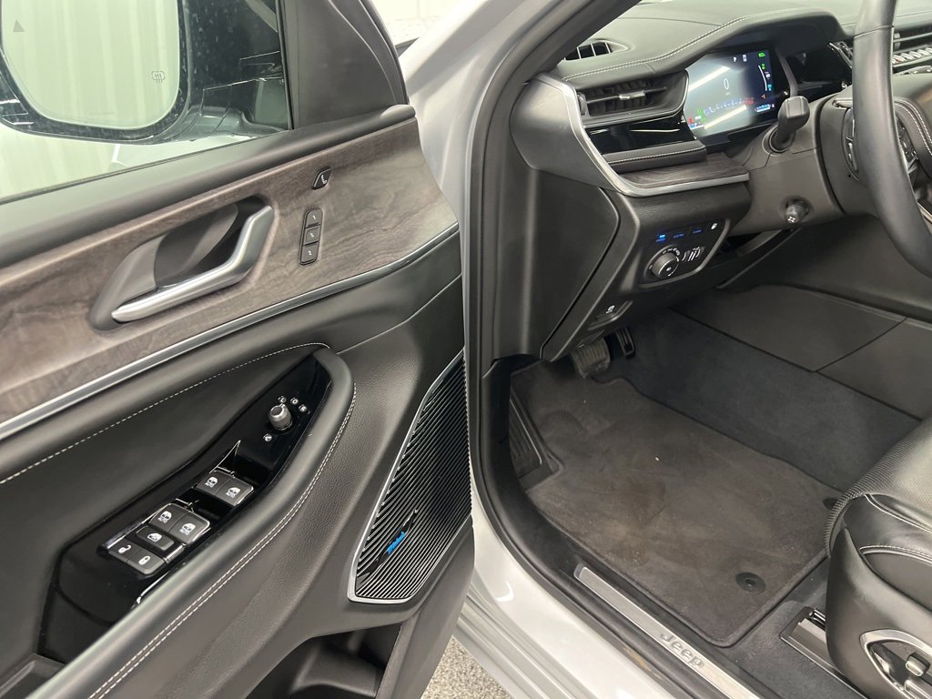 Used 2023 Jeep Grand Cherokee Overland w/ Advanced Protech Group III image 18