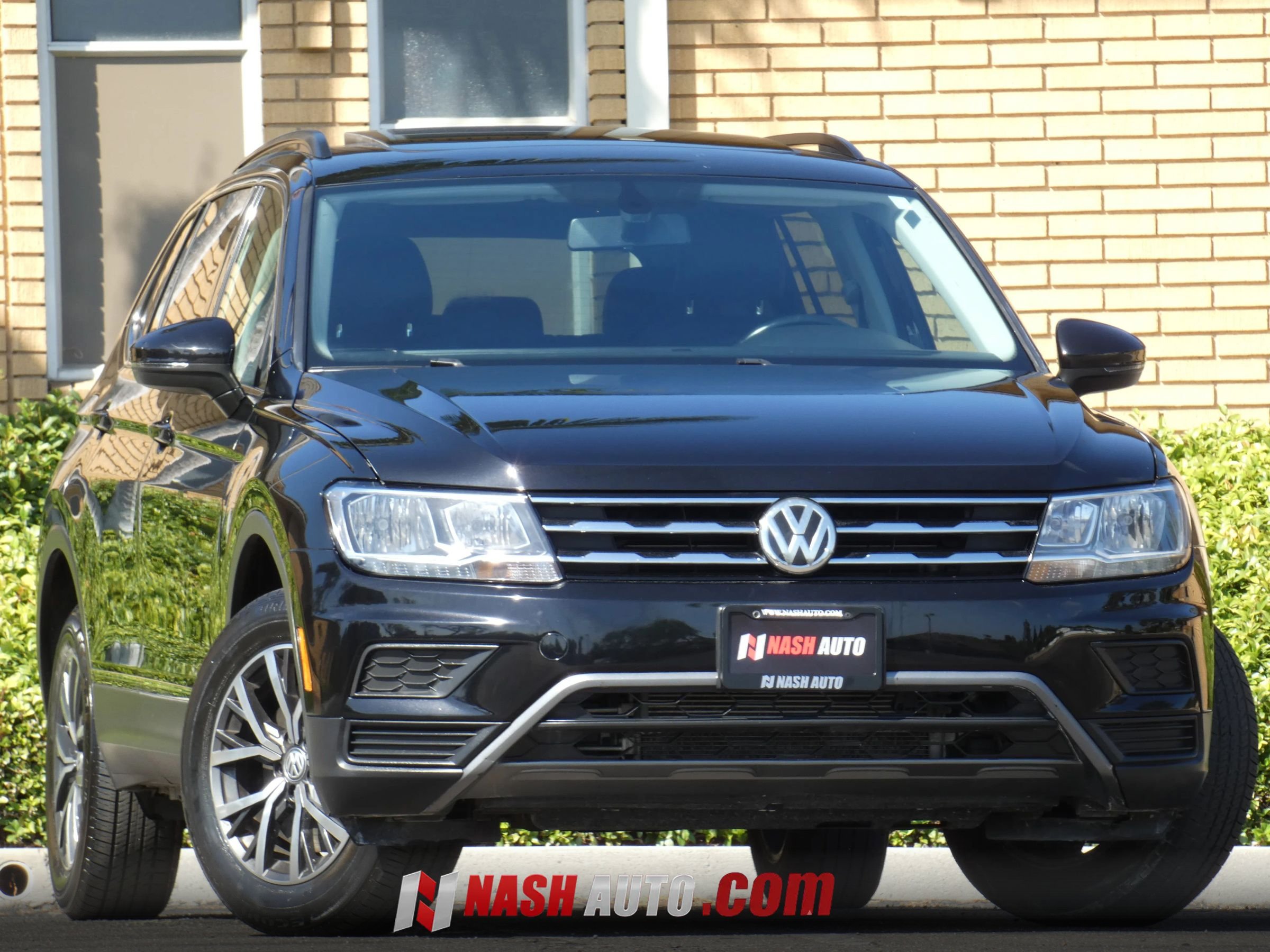 Used 2018 Volkswagen Tiguan SE w/ Panoramic Sunroof Package AWD/4WD image 3