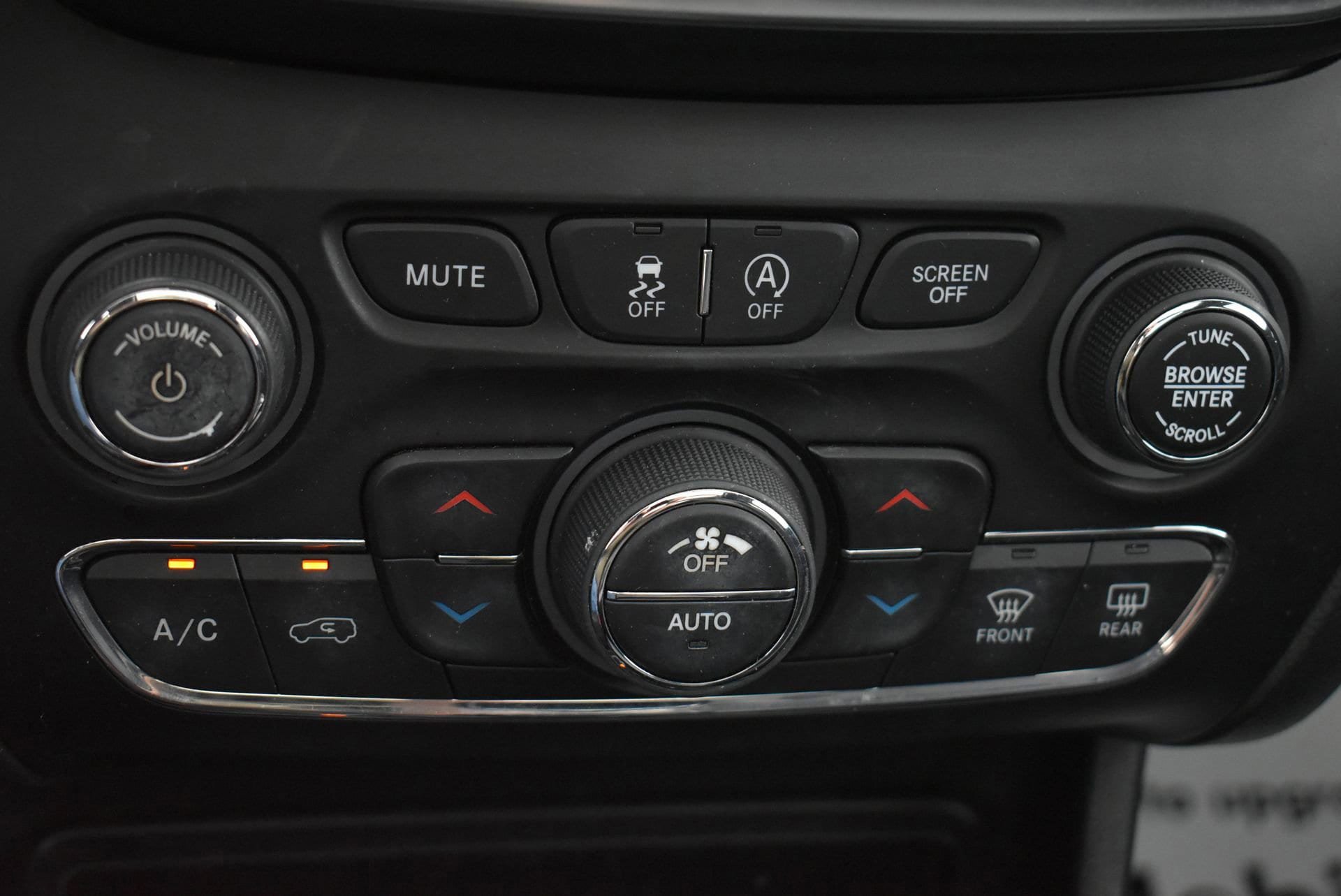 Used 2019 Jeep Cherokee Trailhawk w/ Comfort/Convenience Group AWD/4WD image 33