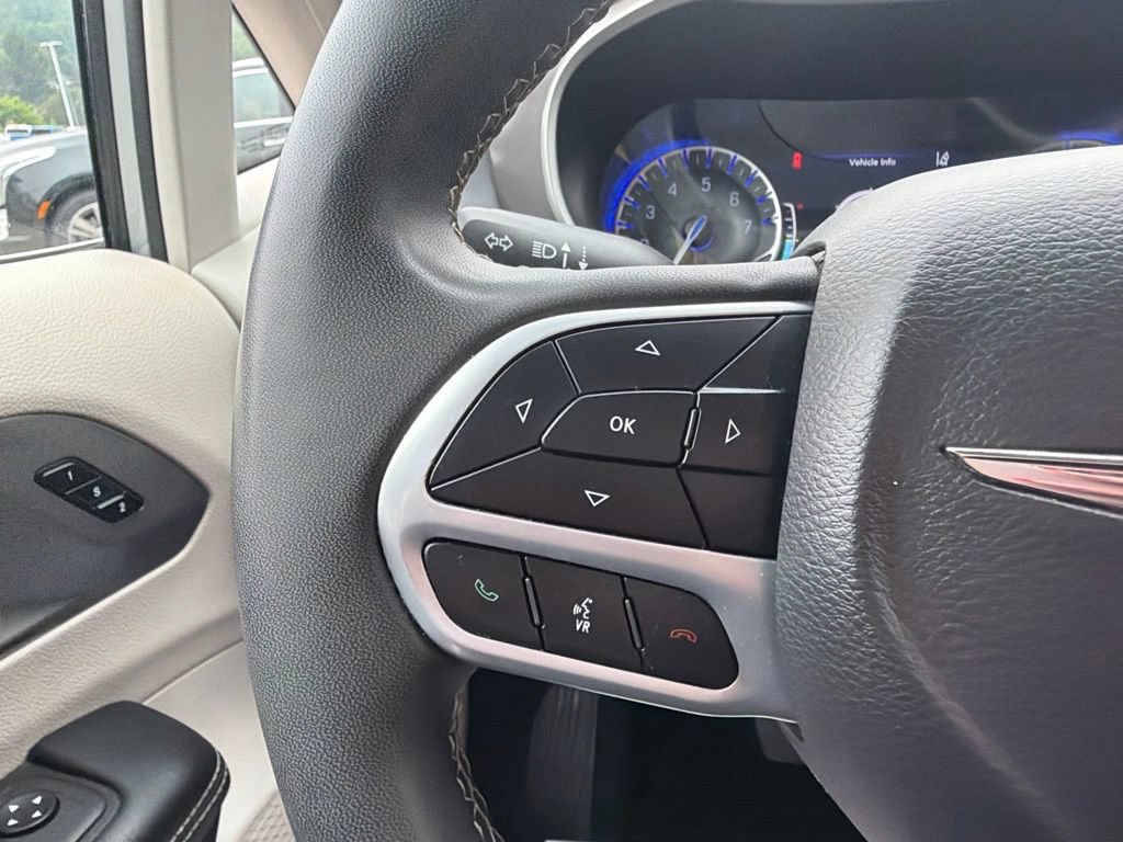 Used 2023 Chrysler Pacifica Touring-L FWD image 23