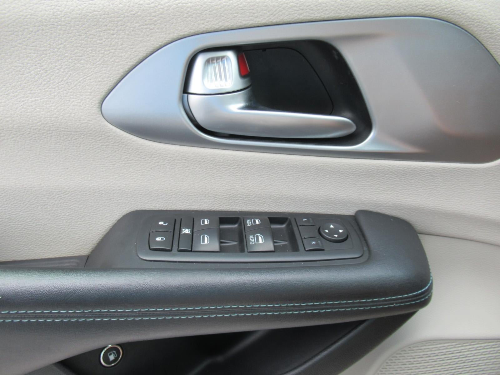 Used 2017 Chrysler Pacifica Platinum FWD image 24