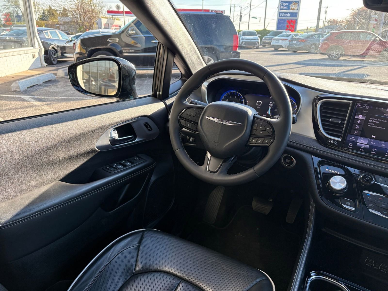 Used 2025 Chrysler Pacifica Limited image 39