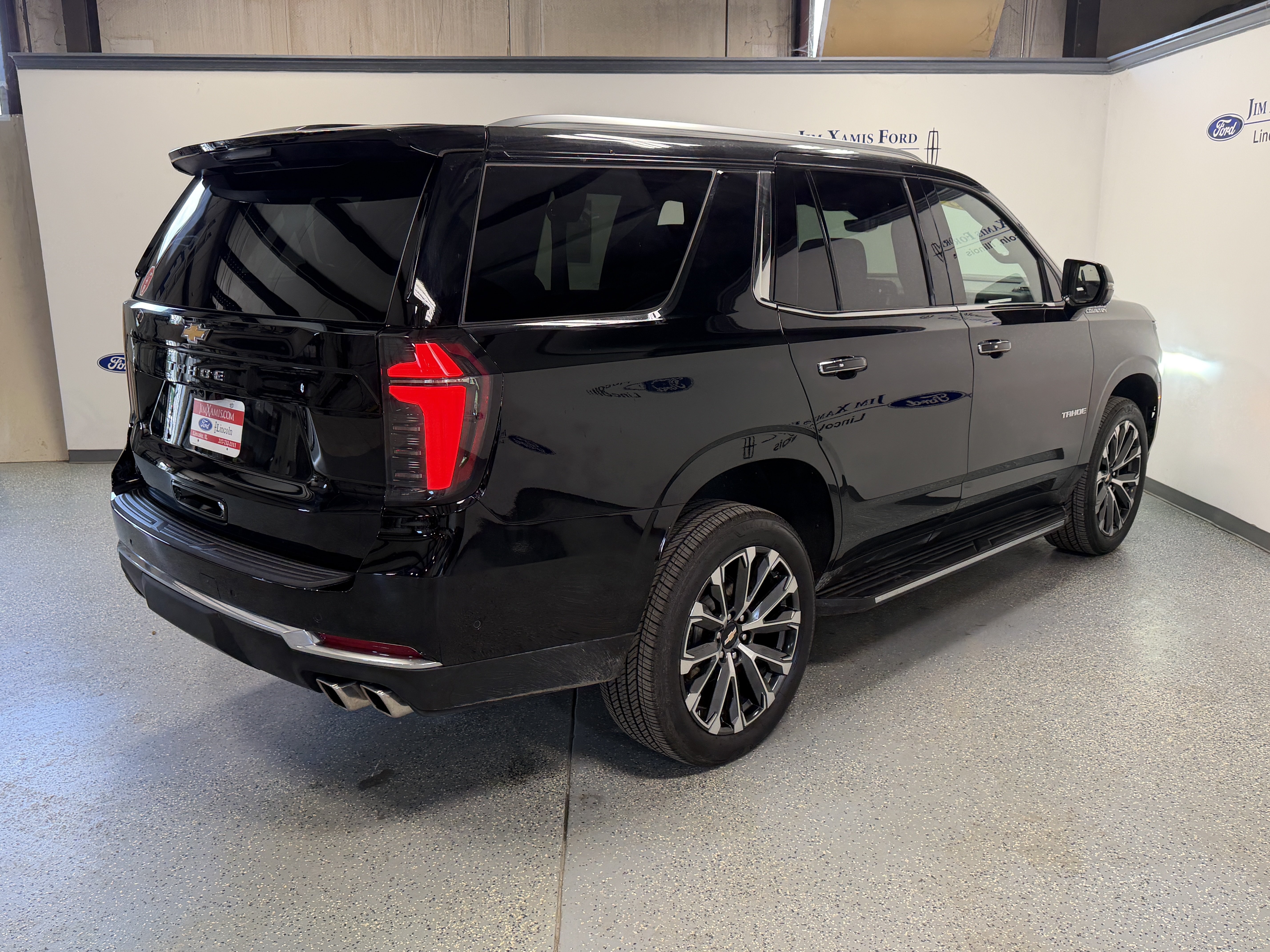 Used 2025 Chevrolet Tahoe High Country AWD/4WD image 32