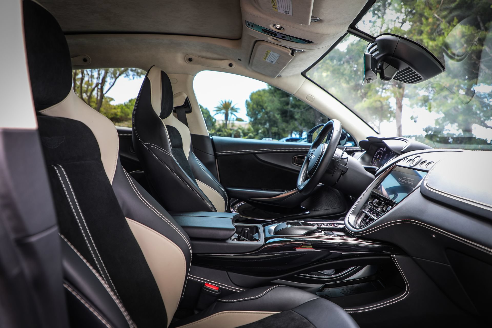 Used 2022 Aston Martin DBX AWD/4WD image 16