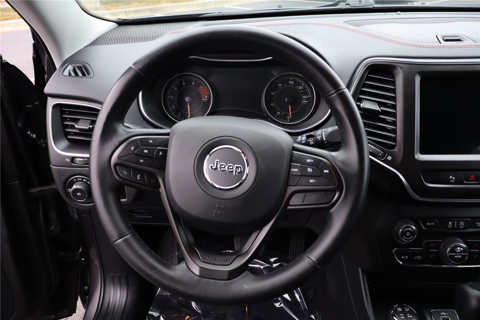 Used 2019 Jeep Cherokee Trailhawk image 15