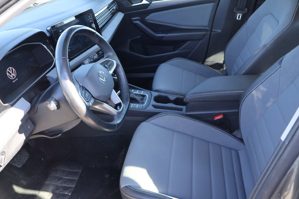 Used 2025 Volkswagen Jetta SE FWD image 5