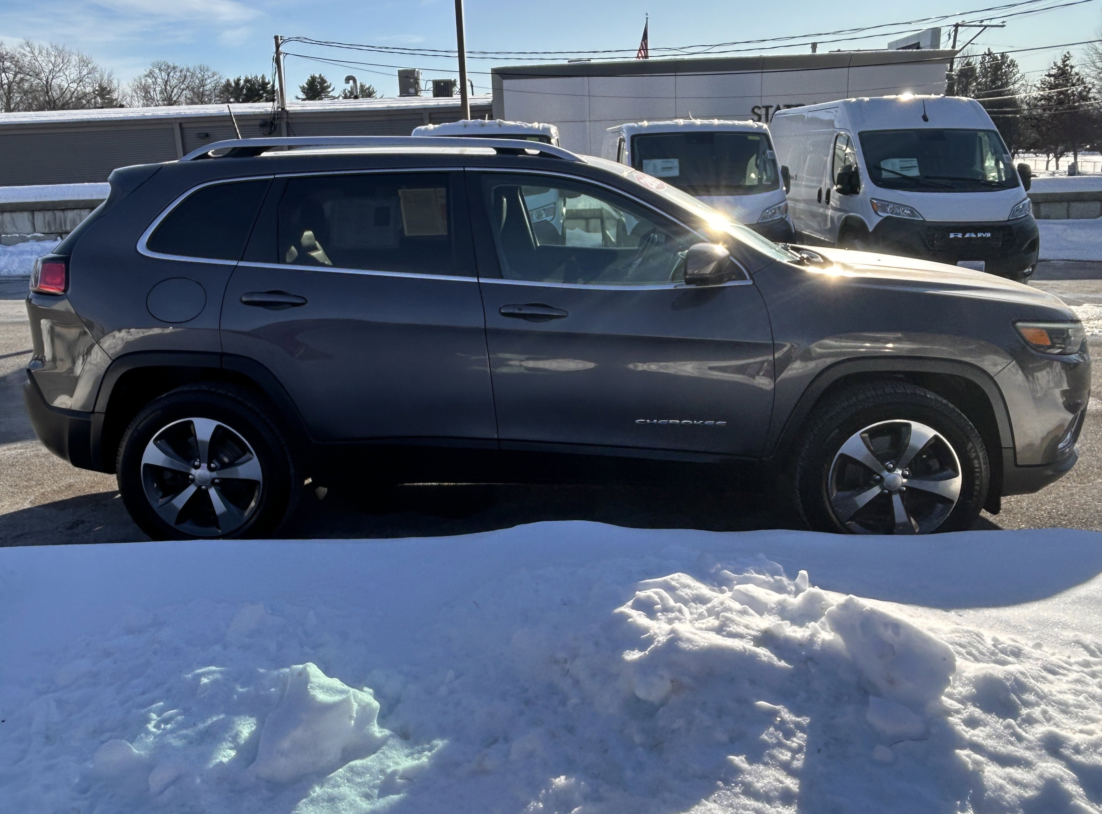 Used 2019 Jeep Cherokee Limited image 12