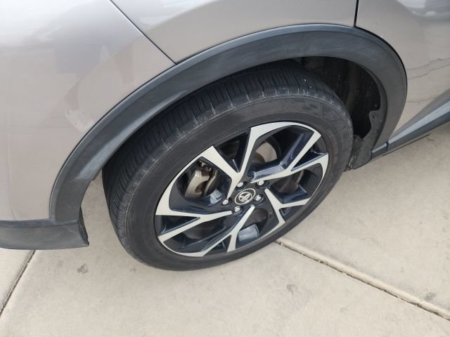 Used 2018 Toyota C-HR XLE FWD image 7