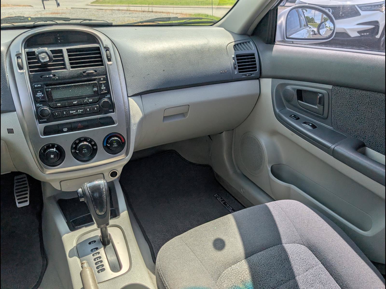Used 2005 Kia Spectra LX FWD image 9