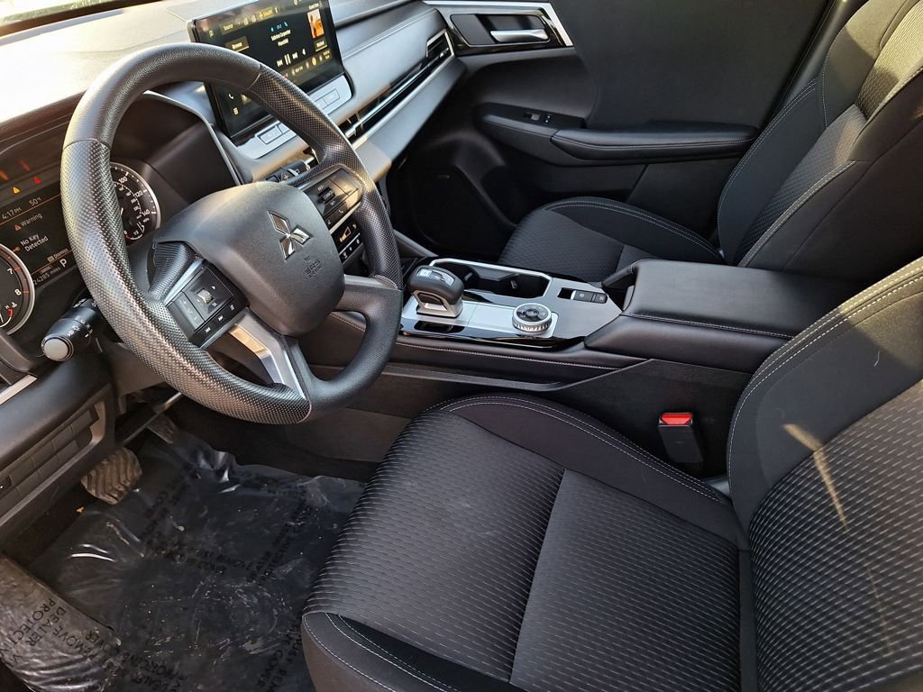 Used 2025 Mitsubishi Outlander ES image 10
