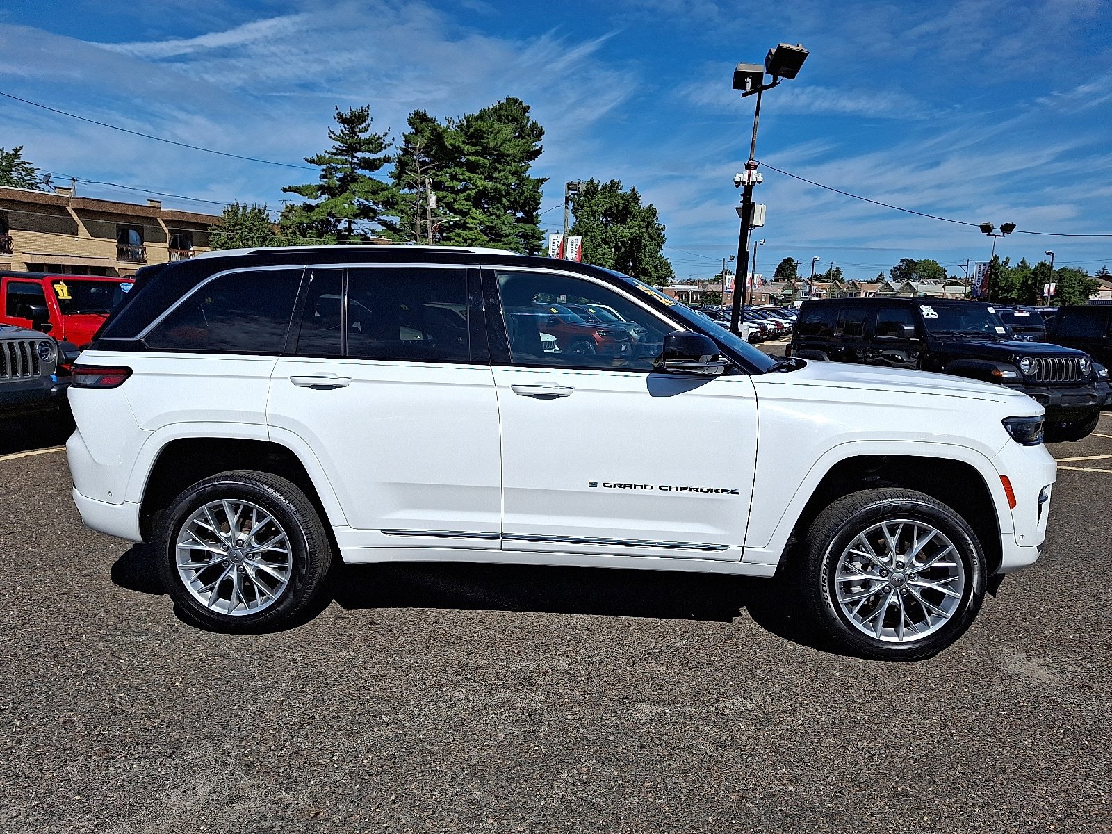 Used 2022 Jeep Grand Cherokee Summit AWD/4WD image 7
