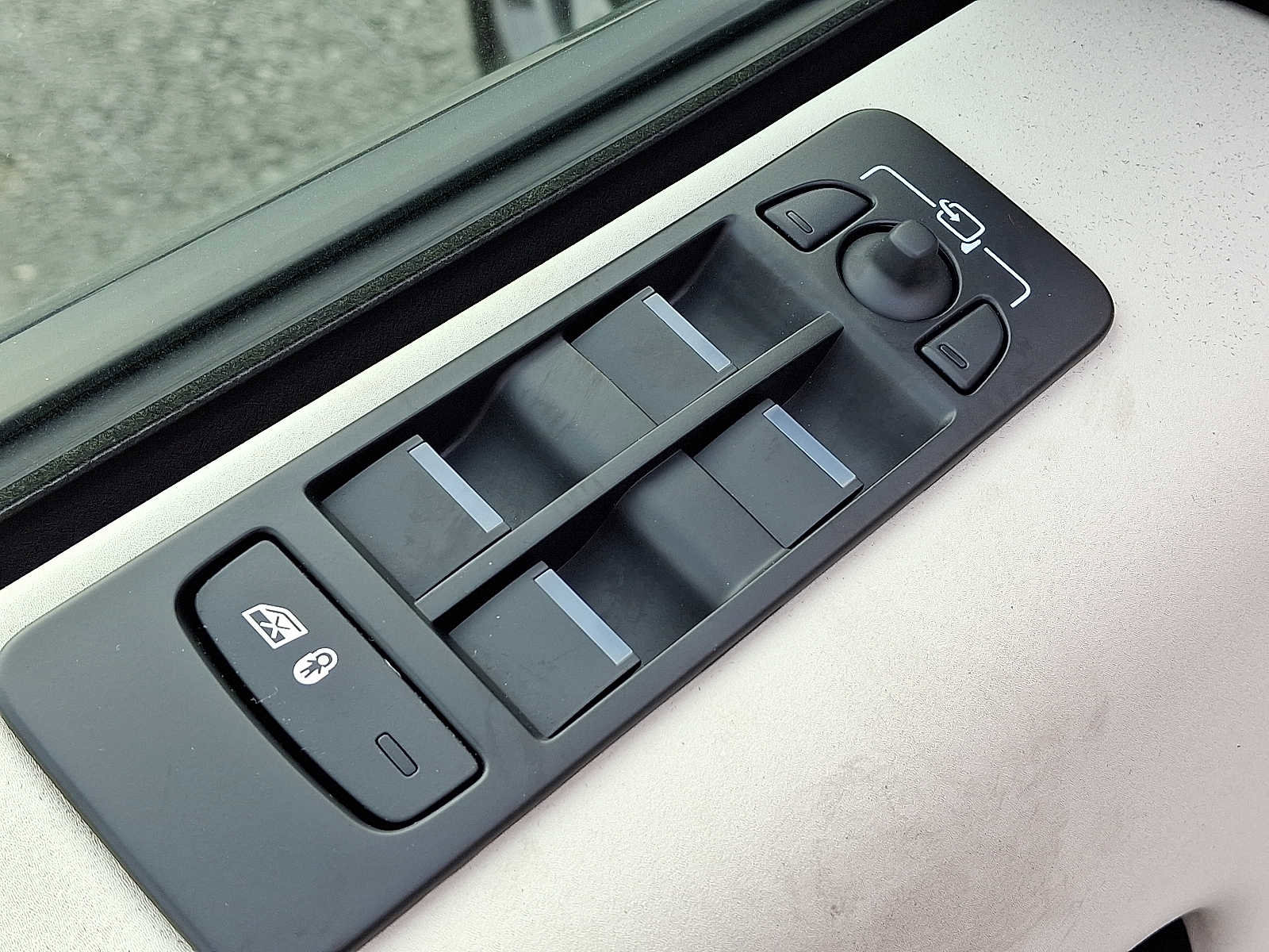 Used 2023 Land Rover Discovery Sport SE image 12