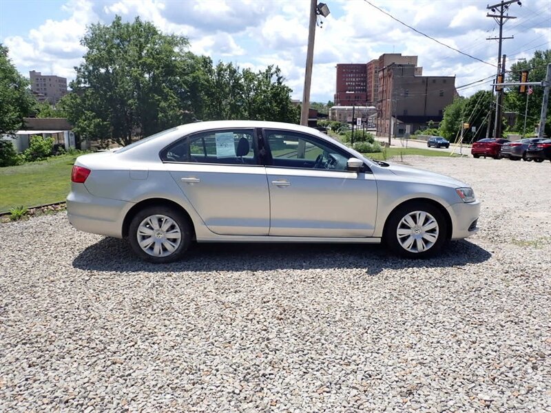 Used 2011 Volkswagen Jetta SE FWD image 2