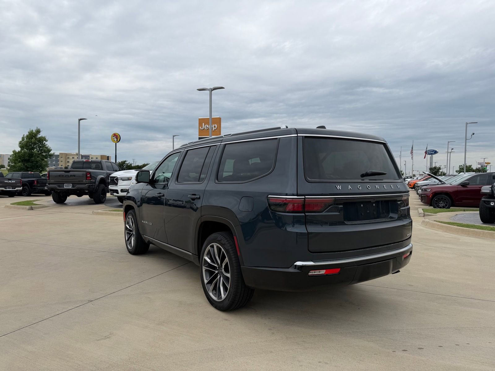 Used 2024 Jeep Wagoneer Series III w/ Premium Group I AWD/4WD image 3