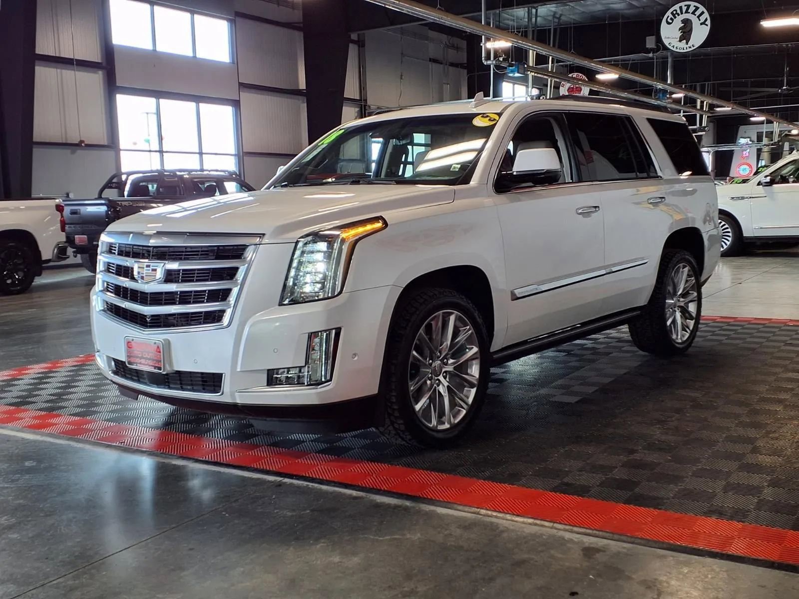 Used 2018 Cadillac Escalade Premium Luxury image 3