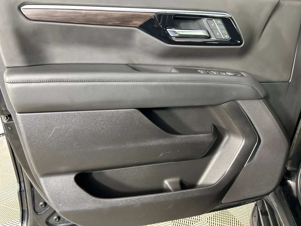 Used 2025 Chevrolet Suburban LT AWD/4WD image 11