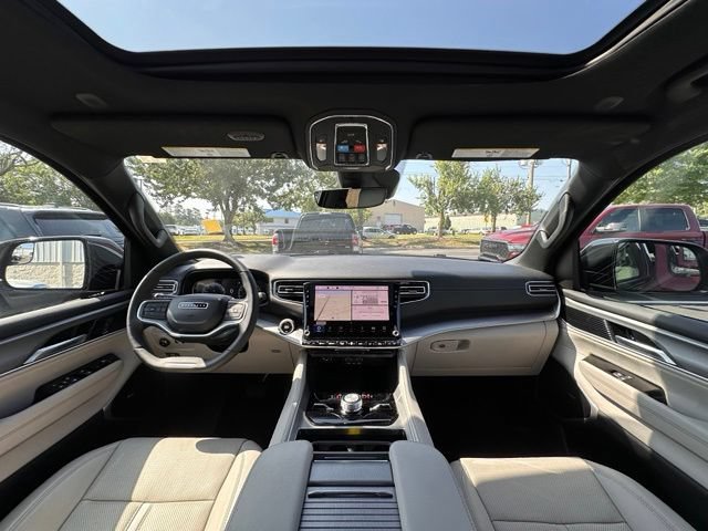 Used 2025 Jeep Wagoneer Series III w/ Premium Group I AWD/4WD image 2