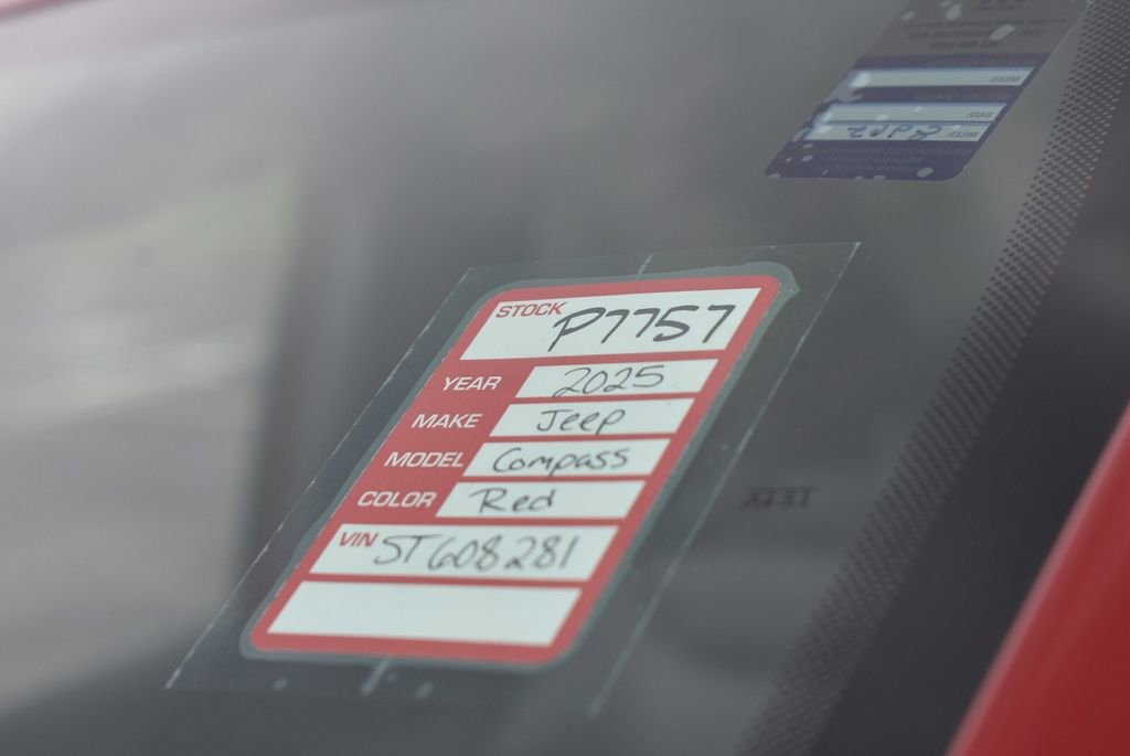 Used 2025 Jeep Compass Latitude image 24